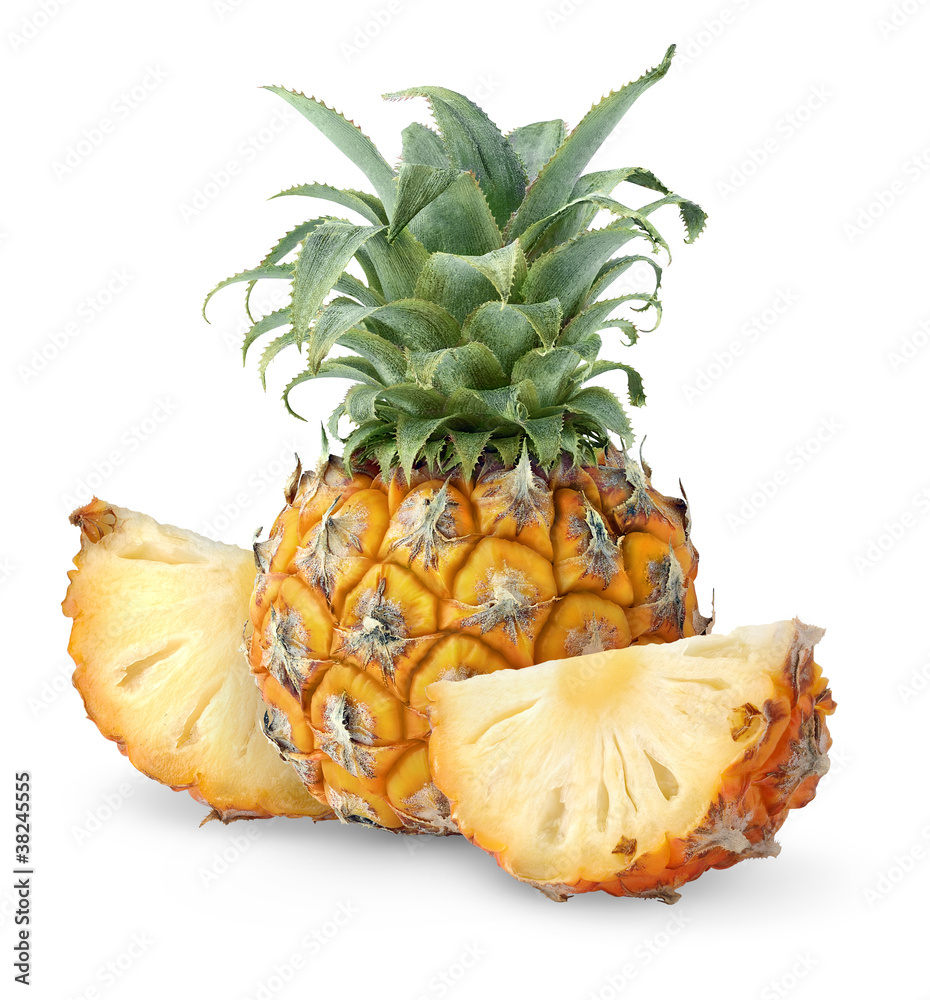 整颗菠萝和两块在白色背景上分离的菠萝