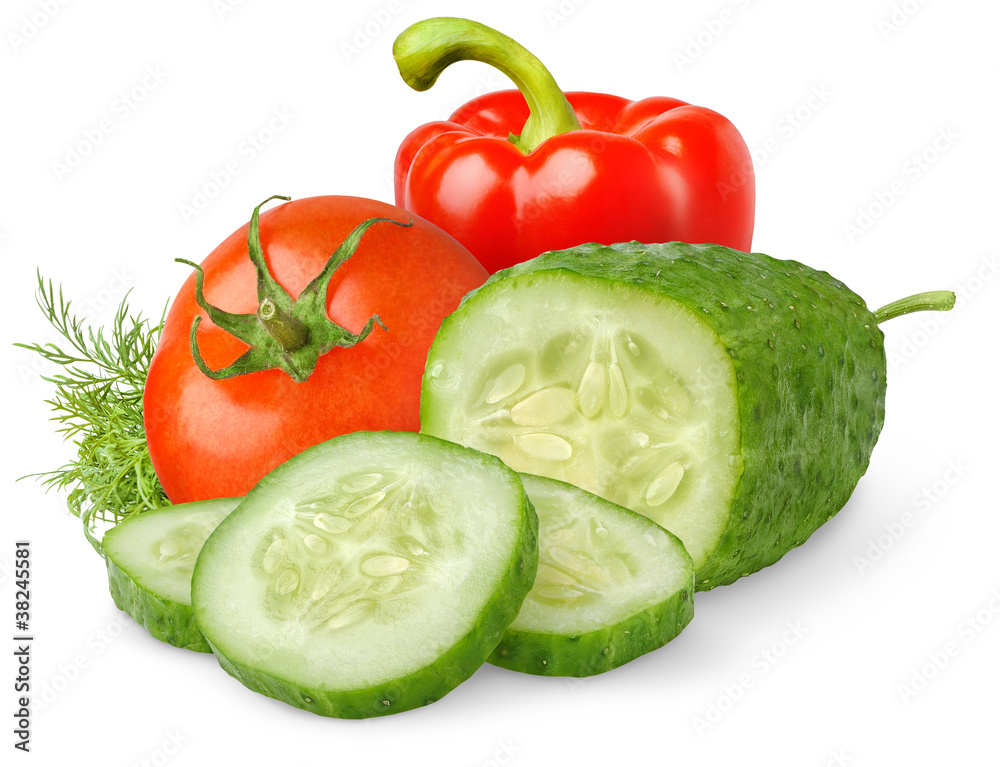隔离蔬菜。新鲜番茄、切黄瓜和白底红甜椒隔离
