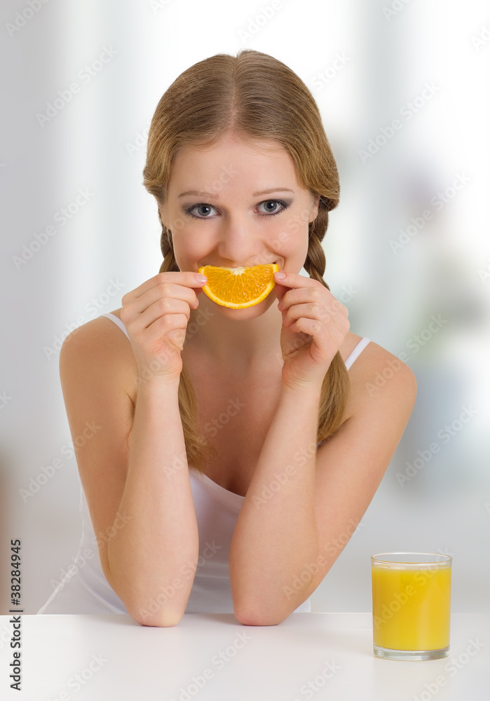 充满活力的美丽年轻女子，橙汁