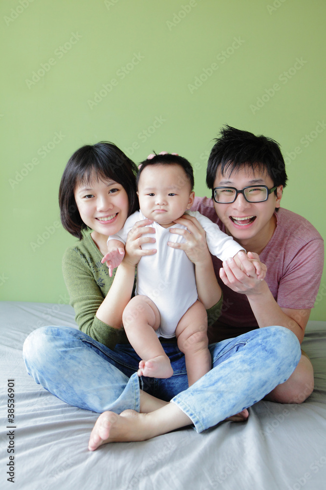 家庭（母亲、父亲和小婴儿）笑脸