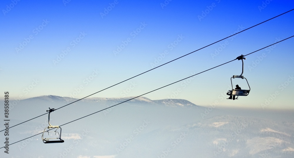冬日蓝天中的滑雪缆车