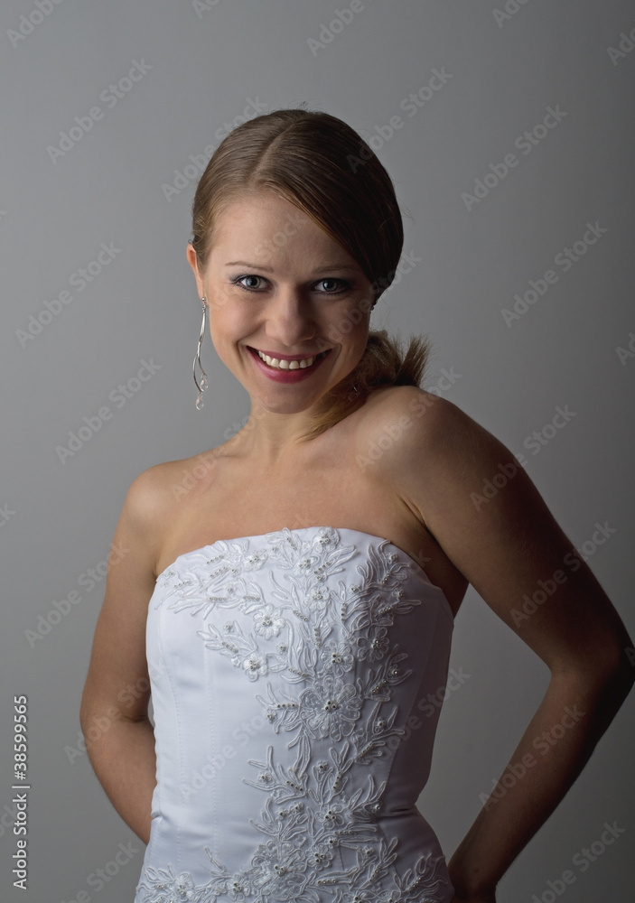 美丽的年轻女子穿着优雅的白色紧身胸衣大笑