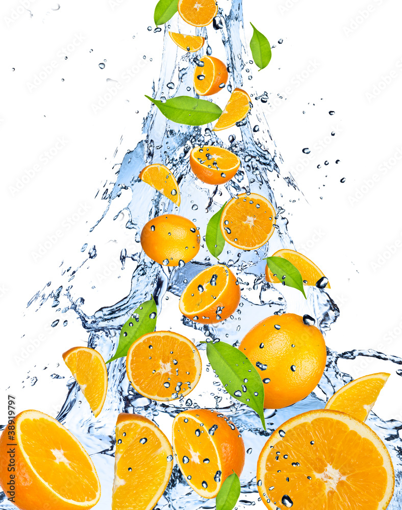 橙色掉落在飞溅的水中，隔离在白色背景上