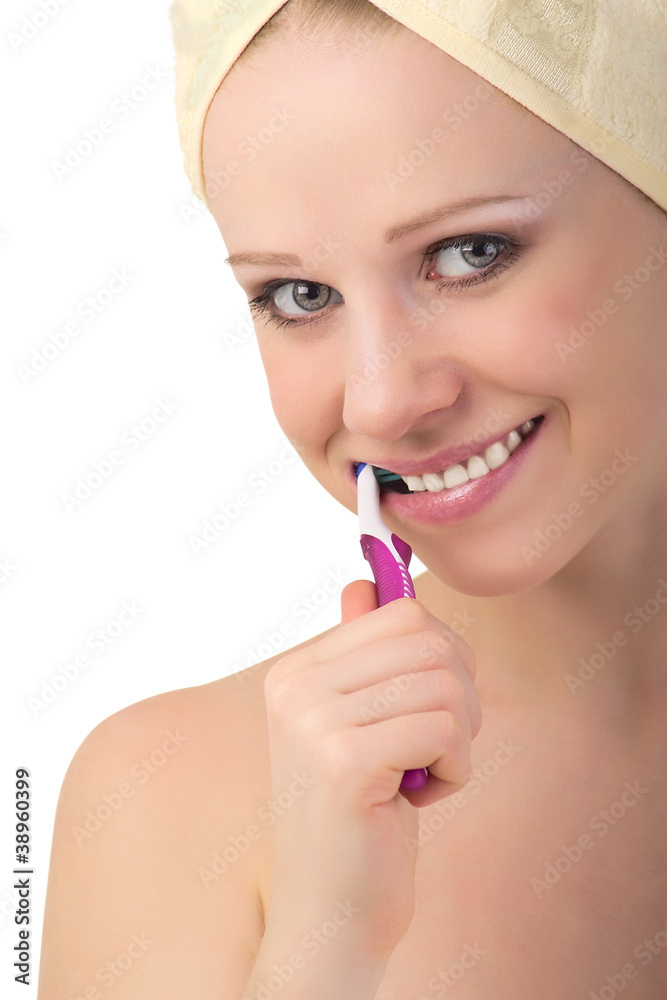 穿着毛巾的健康女孩用牙刷刷牙