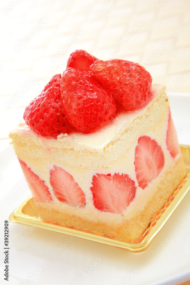 下午茶时草莓甜蛋糕