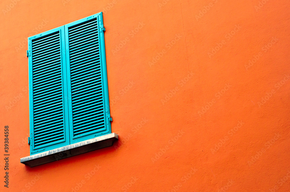 橙色墙壁背景上的封闭窗户