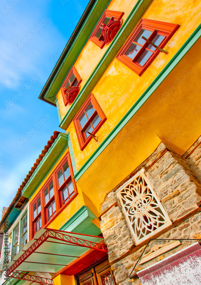 希腊卡瓦拉镇非常古老的彩色房子
