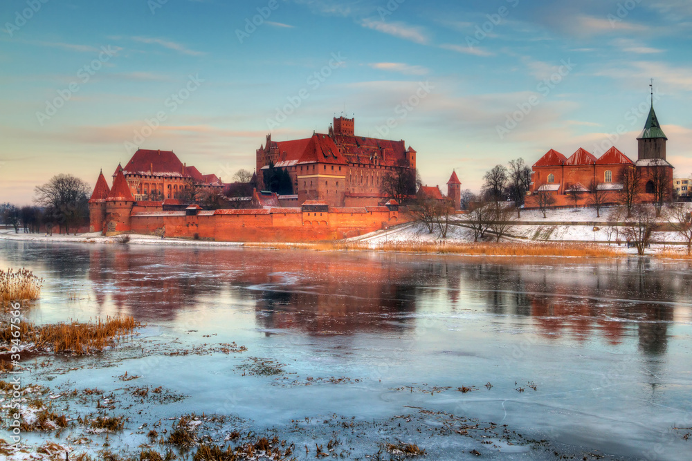 波兰马尔博克的条顿城堡，诺加特河结冰