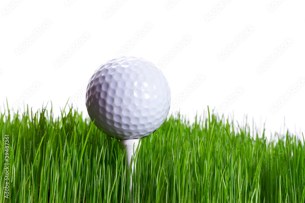 发球台上的高尔夫球在白色草地上的绿色草地上