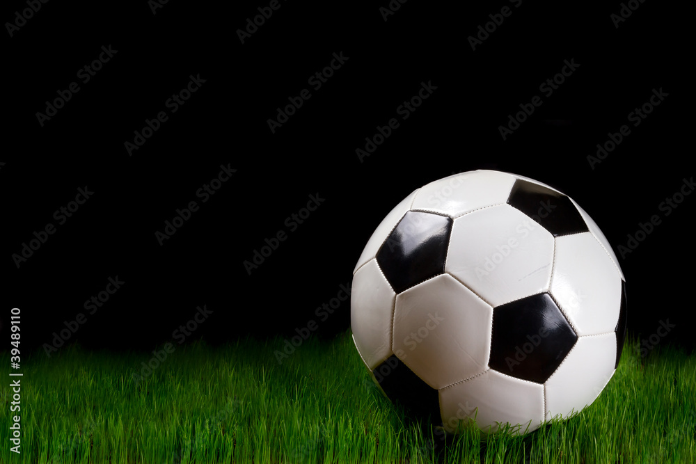 黑色背景草地上的足球
