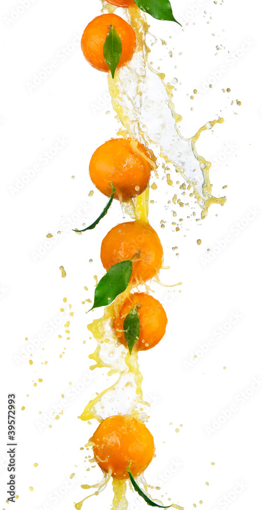 果汁飞溅的新鲜橙子，在白色背景上隔离