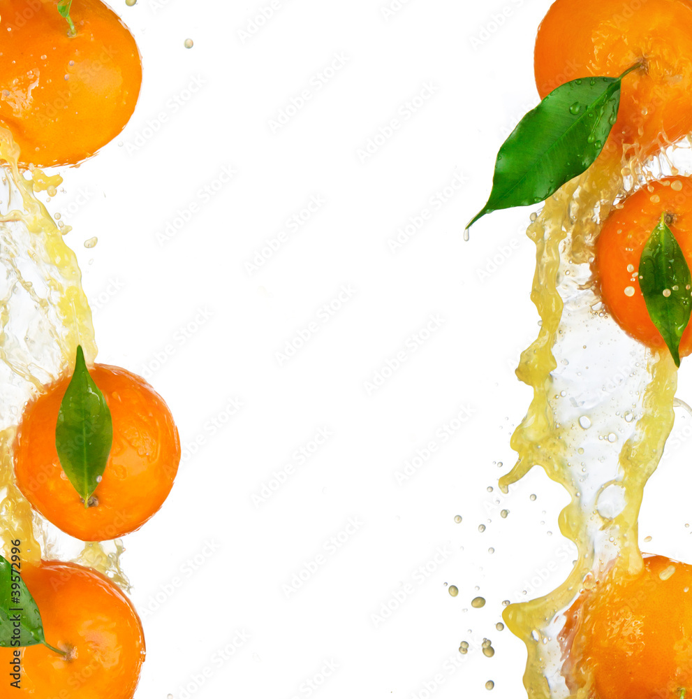 果汁飞溅的新鲜橙子，在白色背景上隔离