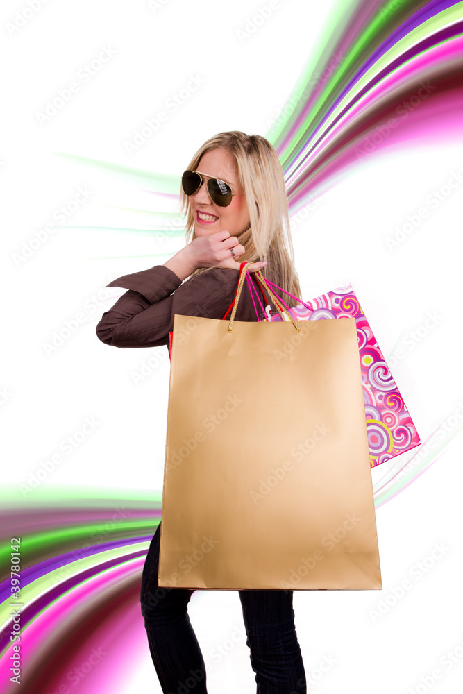 漂亮的金发女孩拿着购物袋