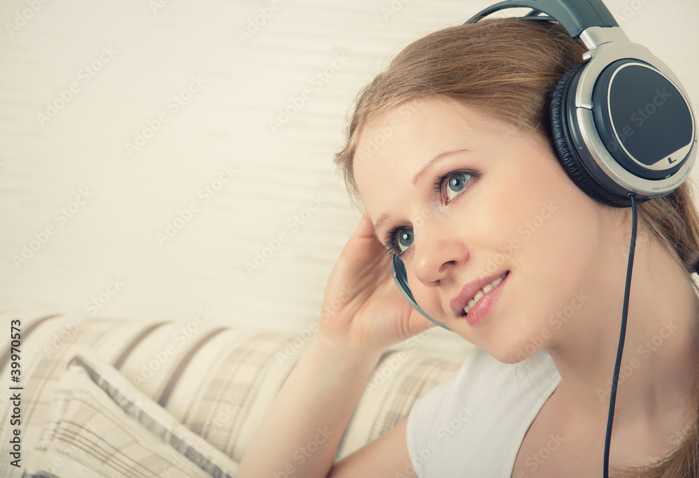 漂亮女孩喜欢用耳机听音乐