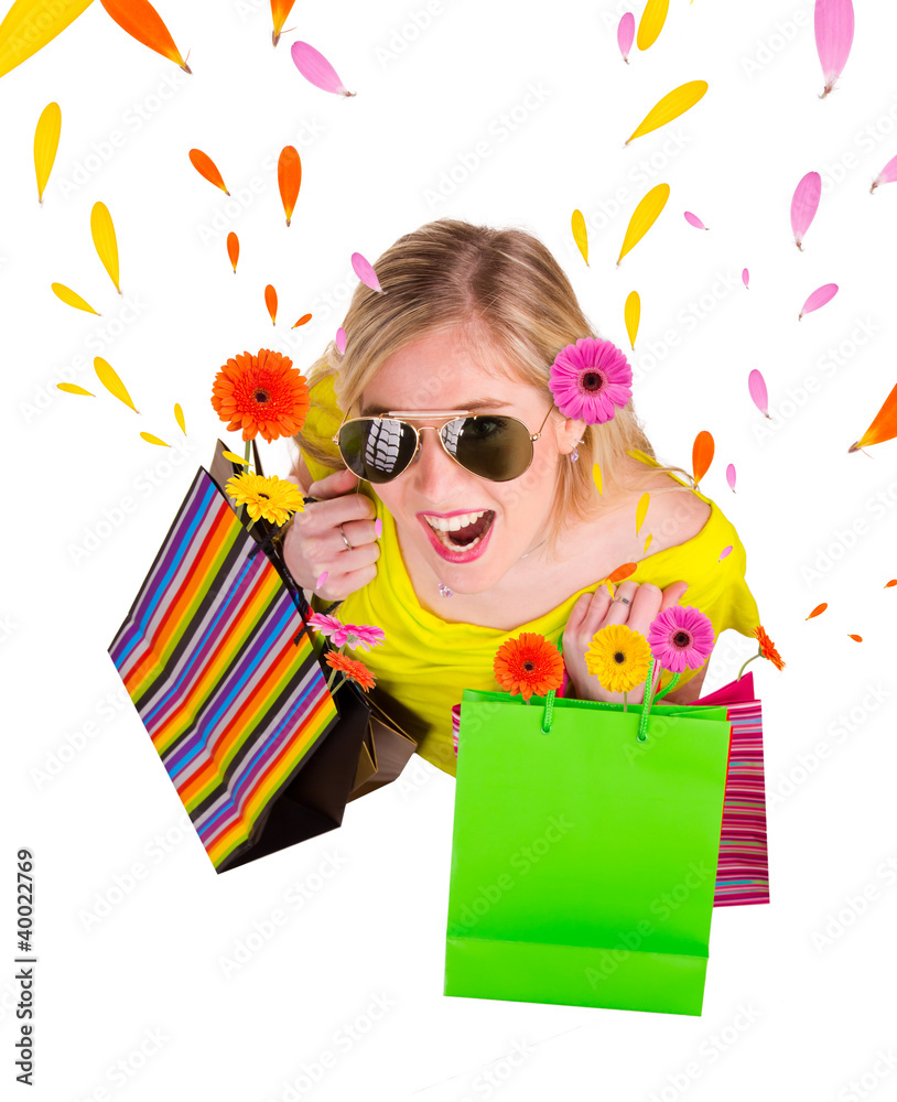快乐的金发女孩，带着春季概念的购物袋。