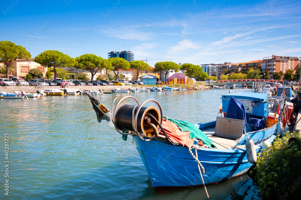 意大利格拉多市中心美丽的渔船。