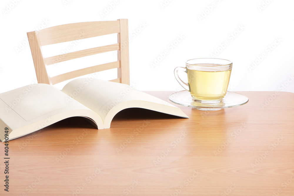 木桌上的茶和书
