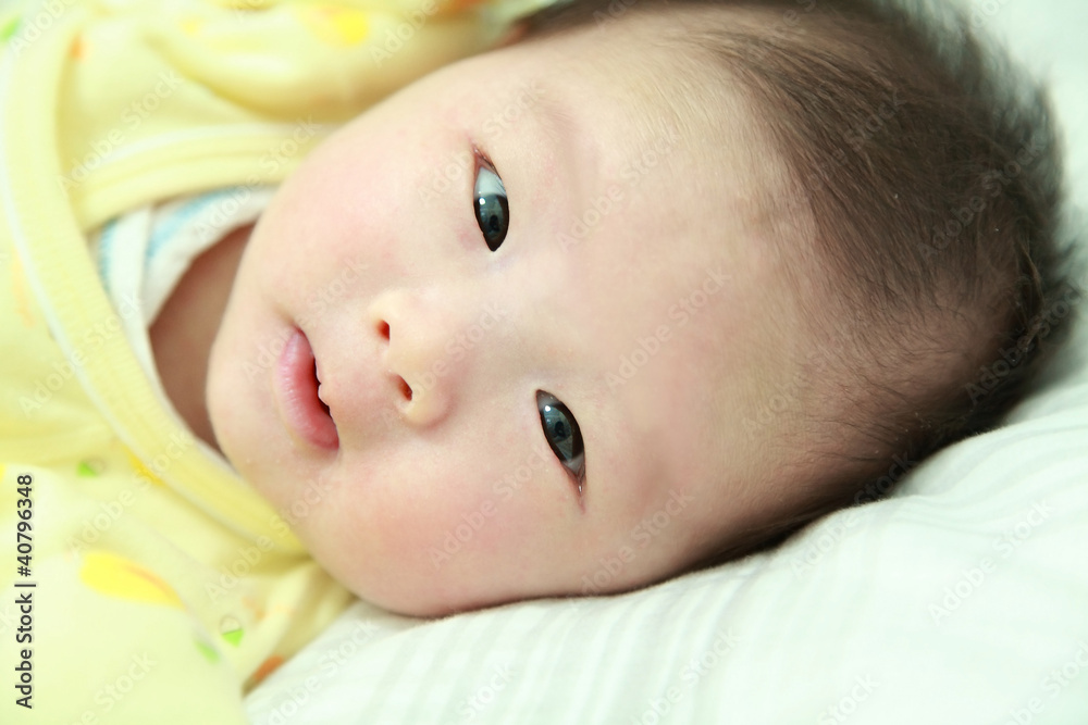 可爱的亚洲婴儿笑脸