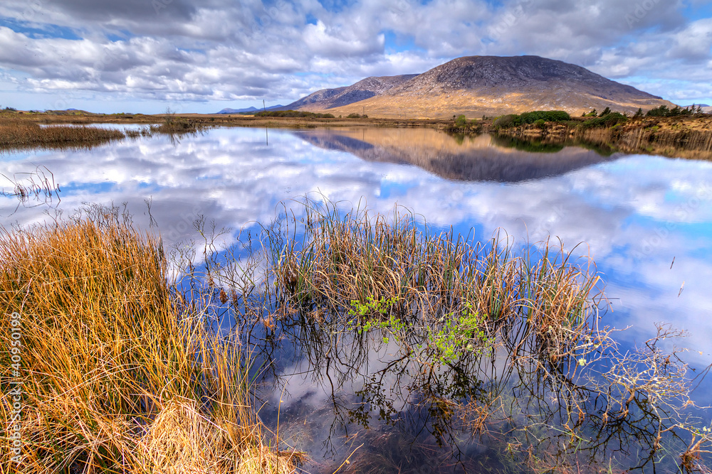 康尼马拉山脉的景色倒映在爱尔兰的湖面上