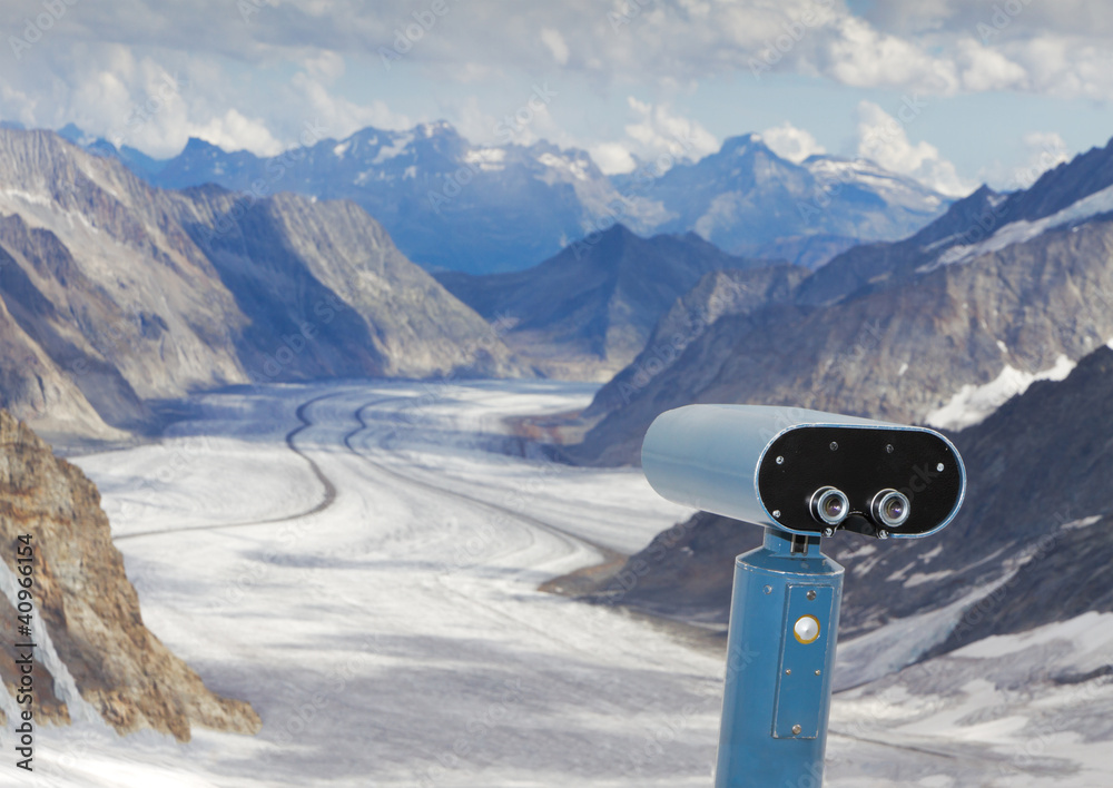 瑞士阿莱奇冰川上空的双筒望远镜