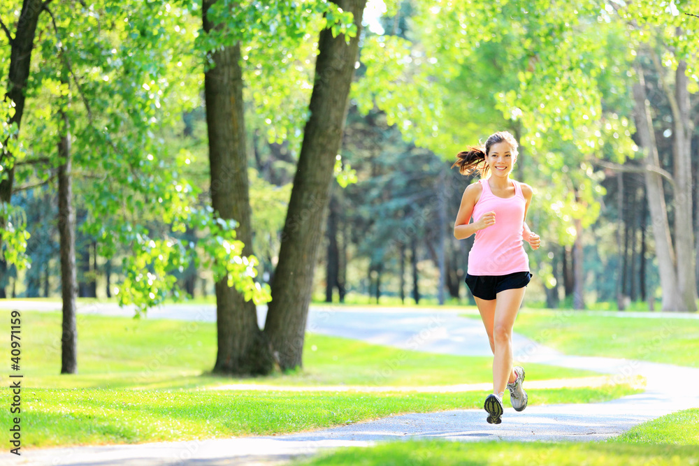 慢跑的女人在公园里跑步