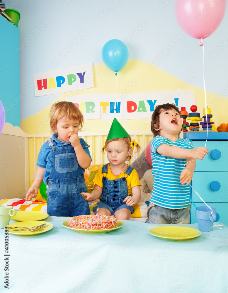 三个孩子在吃生日蛋糕