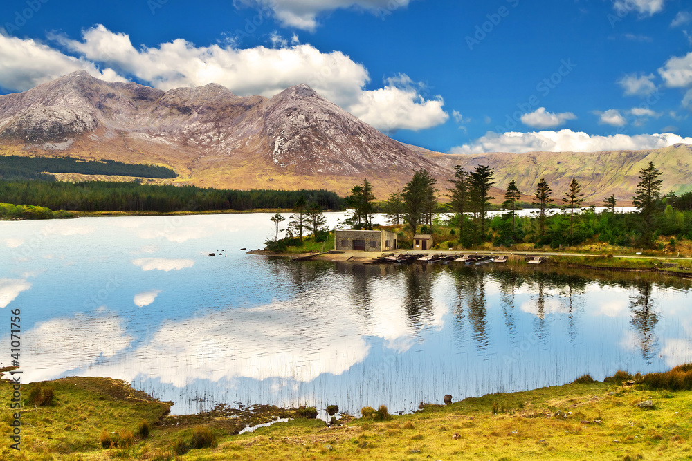 爱尔兰康尼马拉山脉和湖泊风光