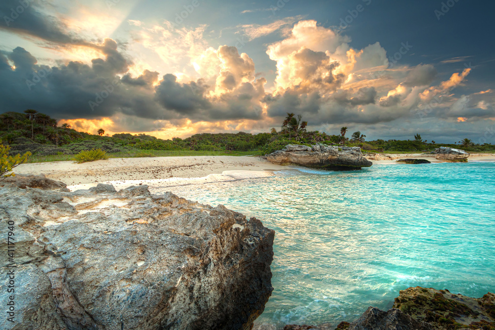 日落时的墨西哥加勒比海海滩