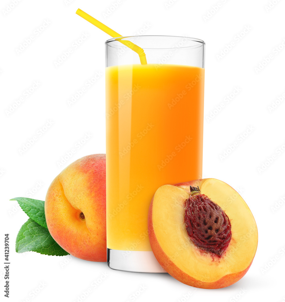 分离的桃子饮料。一杯带吸管的果汁和白底分离的切好的桃子