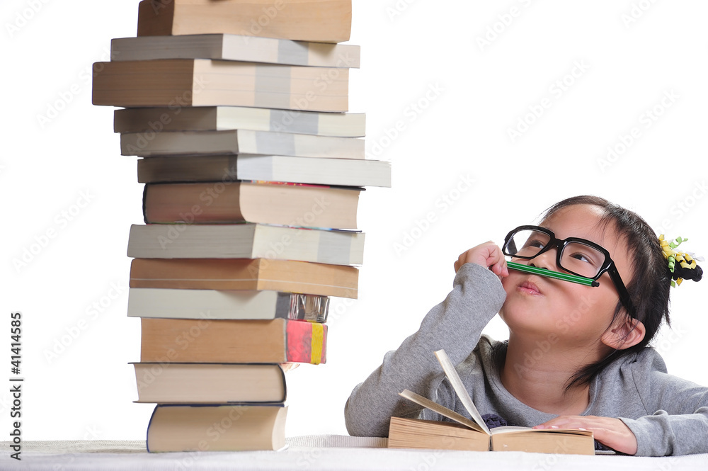 一个女孩看着一堆书
