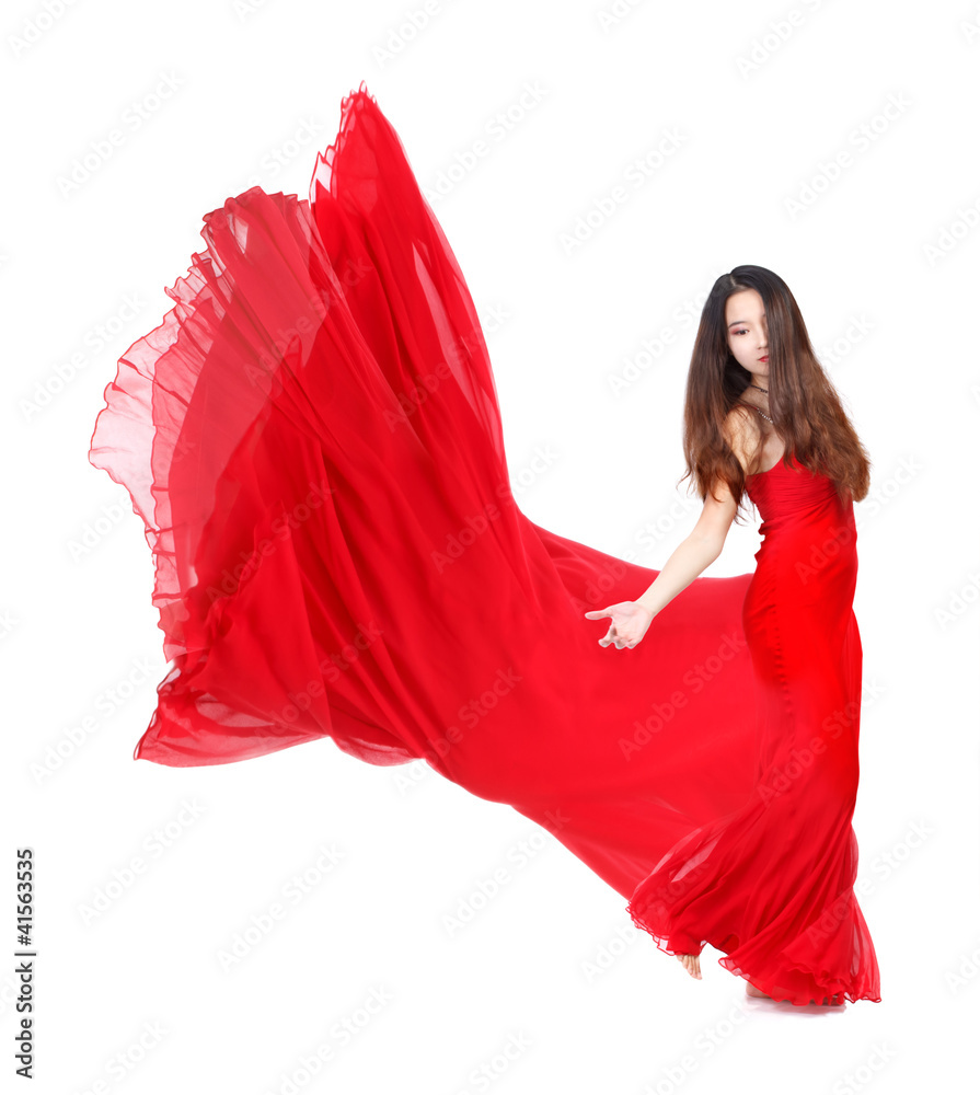 穿着白底飘逸红色连衣裙的年轻女子