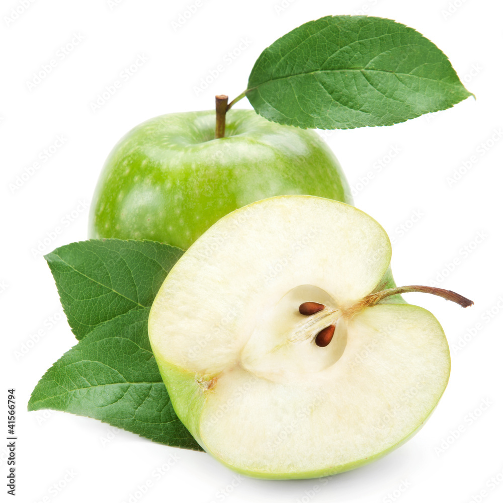 绿色苹果和一半苹果在白色背景上隔离