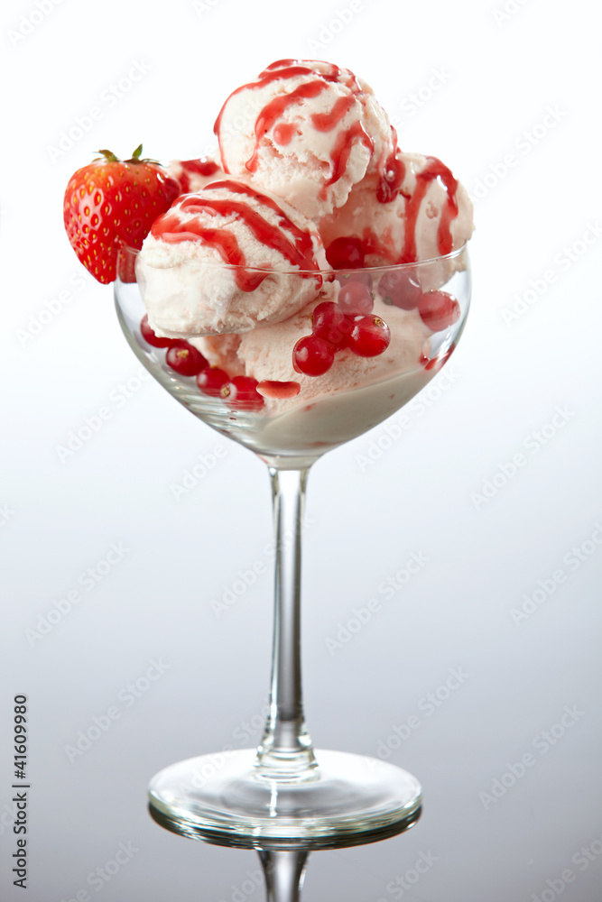 新鲜浆果草莓酱冰淇淋