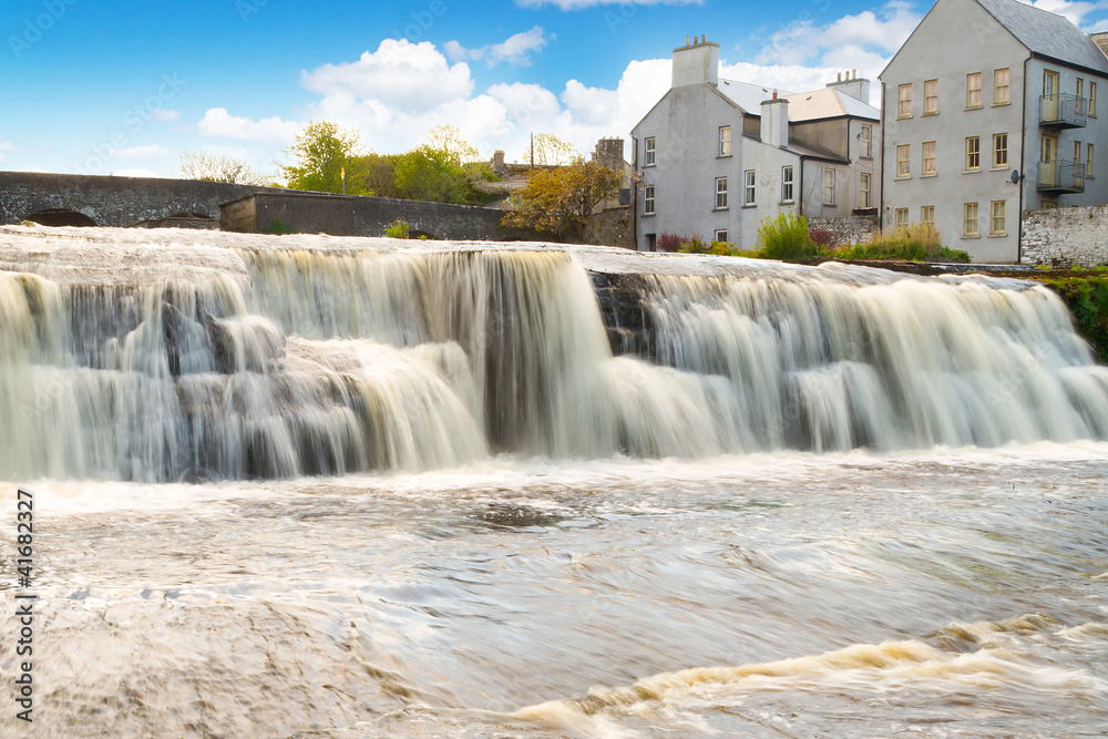 爱尔兰克莱尔郡恩尼斯蒂蒙美丽的瀑布