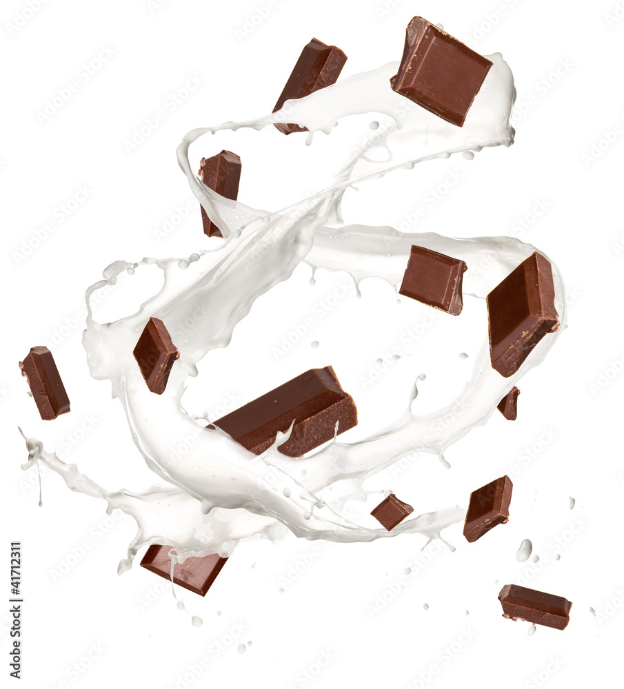 牛奶飞溅中的巧克力棒，在白色背景上隔离