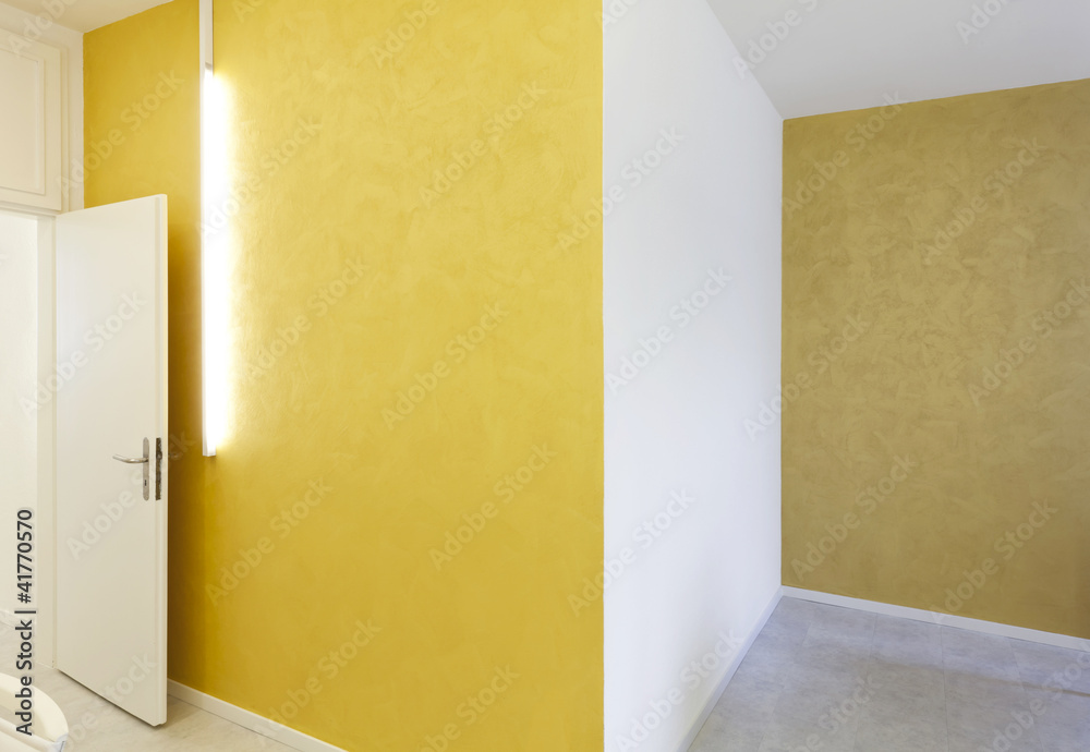 黄色墙壁和霓虹灯的空房间