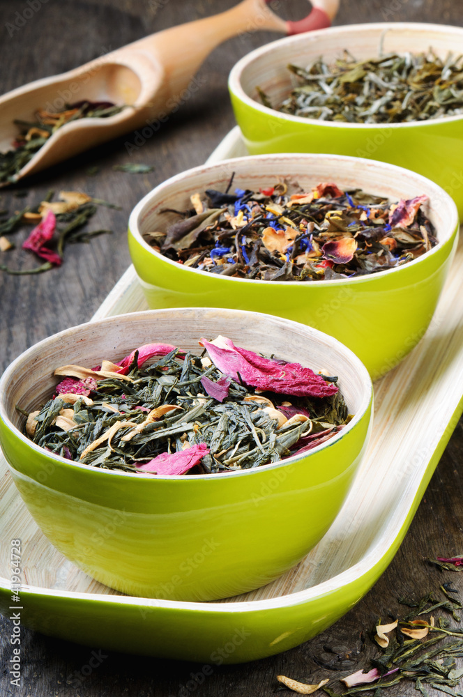 干绿茶和花茶的混合物