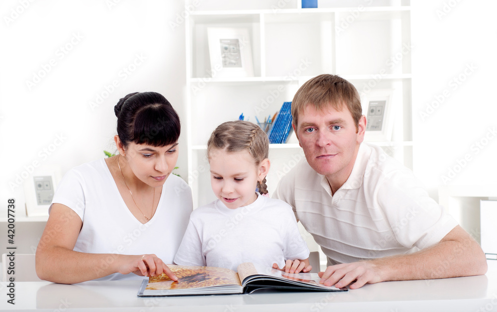 一家人一起读书