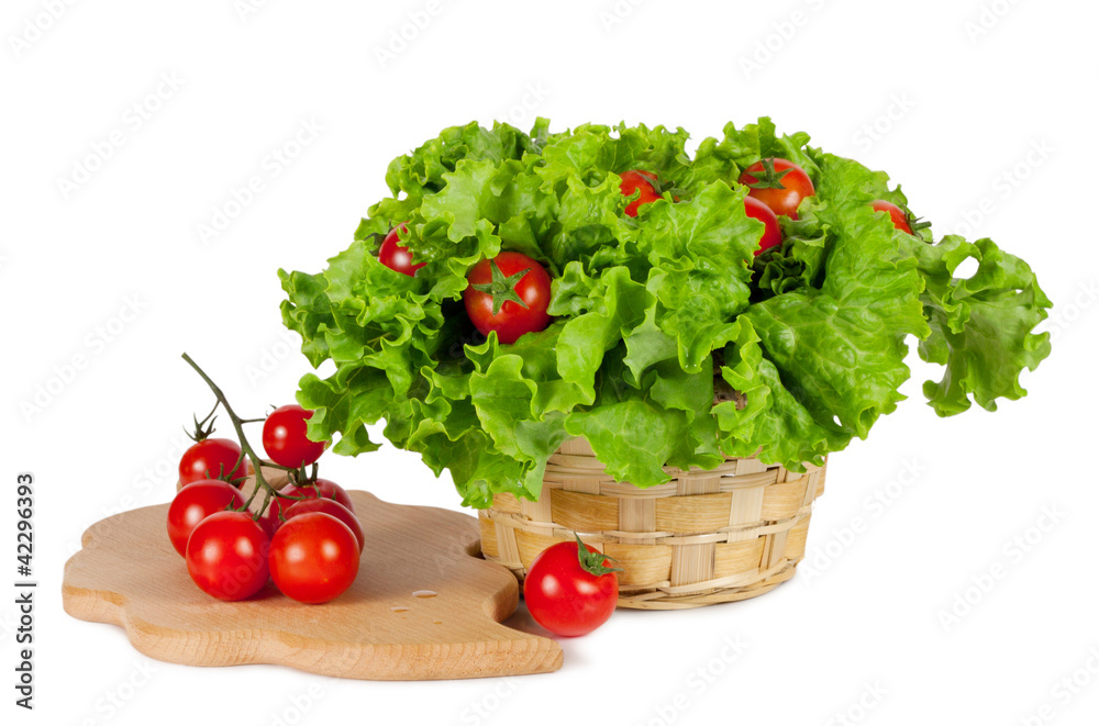 篮子里的红番茄配生菜