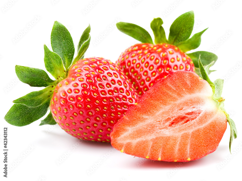 白色背景下分离的新鲜草莓。工作室宏