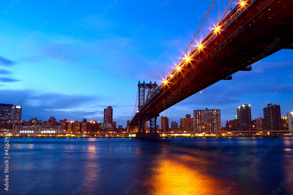 日落后的曼哈顿大桥，纽约天际线
