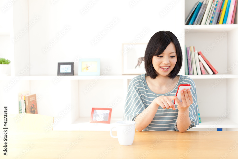 一位使用智能手机的年轻亚洲女性
