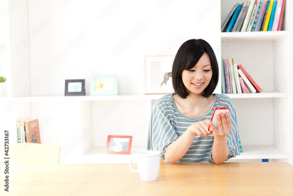 一位使用智能手机的年轻亚洲女性