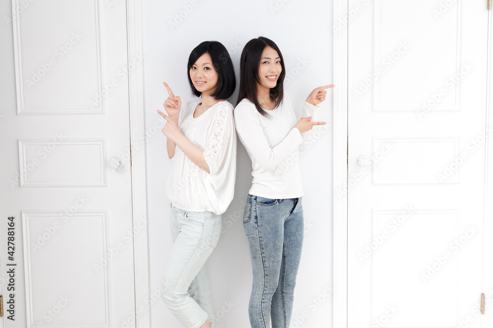 一个有两扇门的年轻亚洲女性