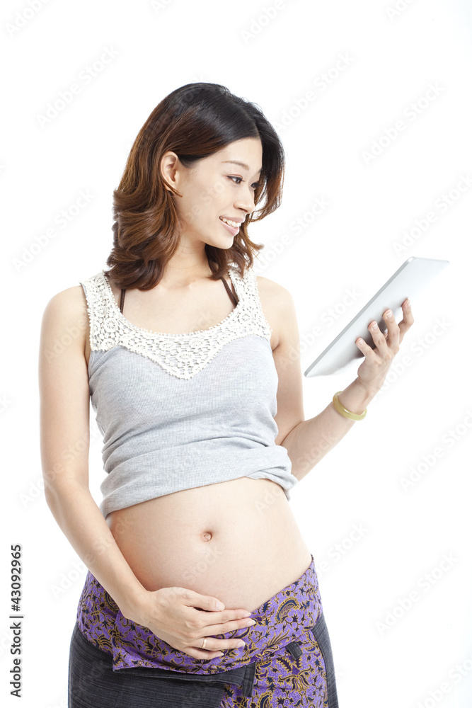 pregnant woman using the tablet pc