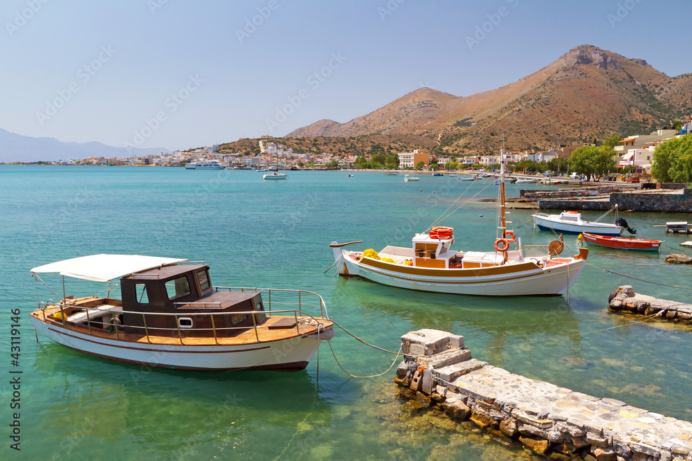 希腊克里特岛海岸的小型渔船