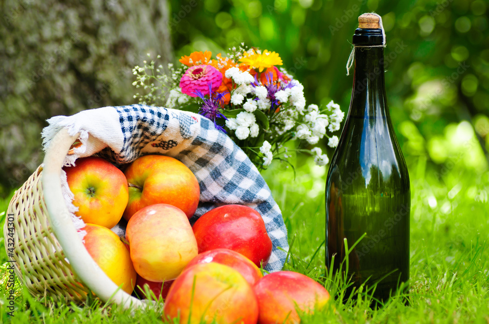 Äpfel, Wein und Blumenstrauß