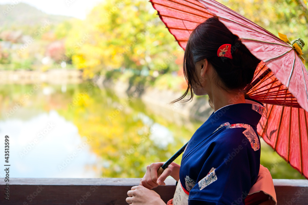 秋天的日本和服女人