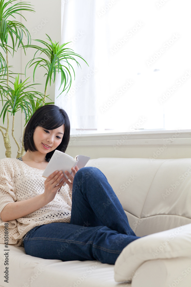 一位正在读书的年轻亚洲女性