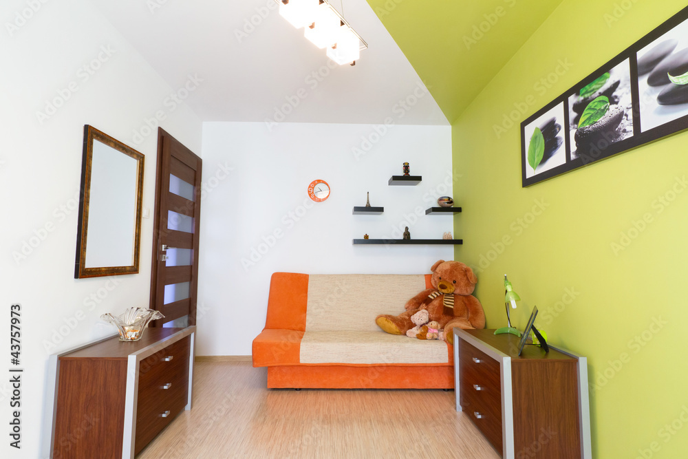 儿童白色和绿色卧室，带橙色沙发